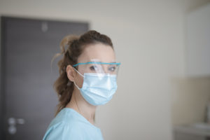woman-in-blue-shirt-wearing-facemask_weboptimiert